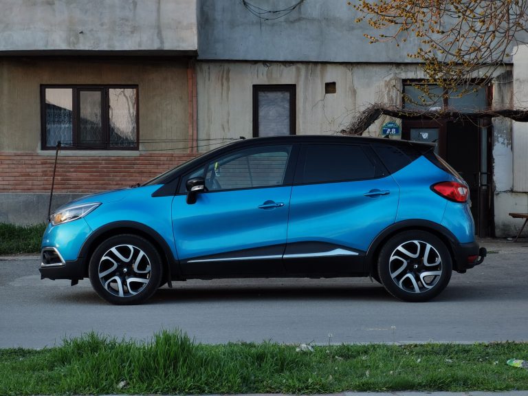 SUV compact bleu garé rue ville