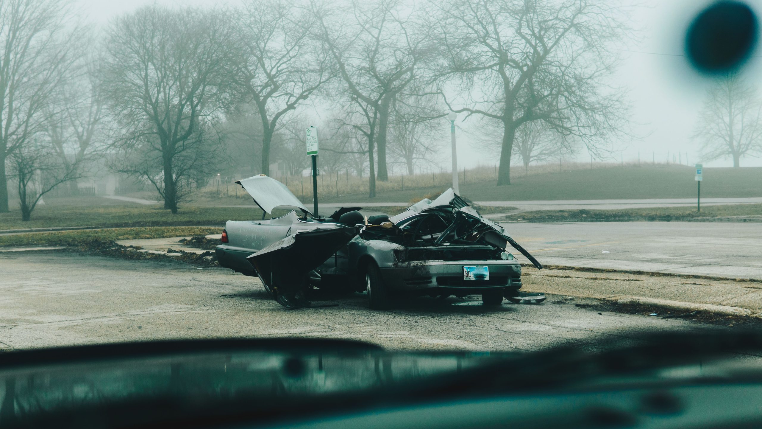 Voiture endommagée matin brumeux rue déserte