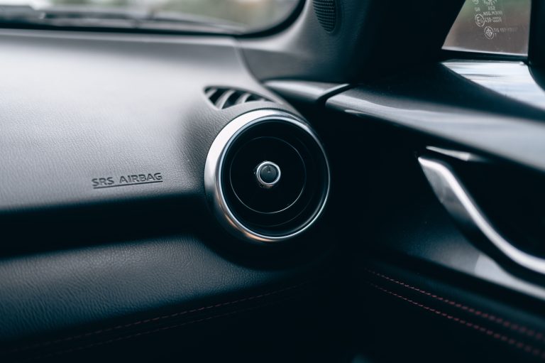 Intérieur voiture avec airbag SRS tableau bord