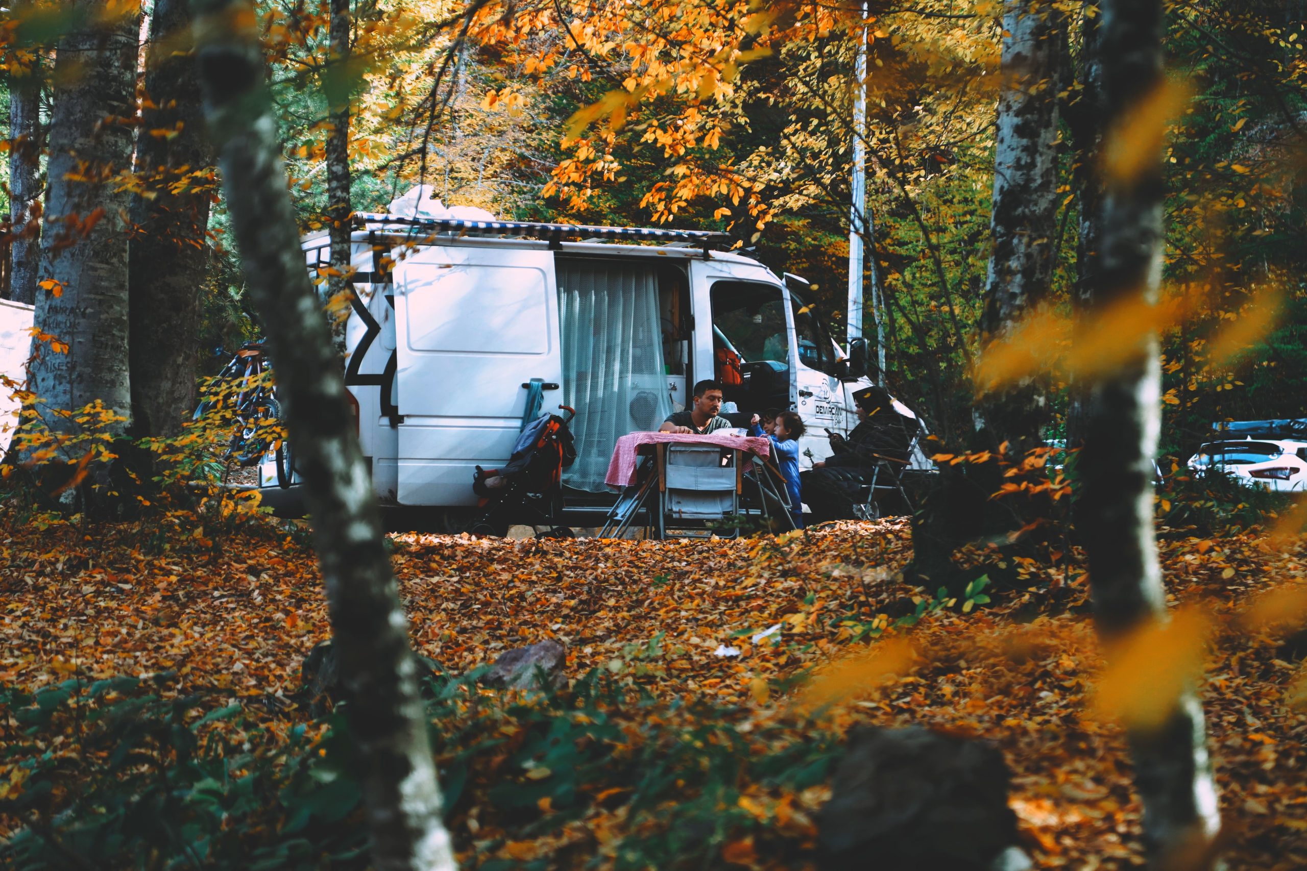Camping-car automnal entouré de feuillage coloré
