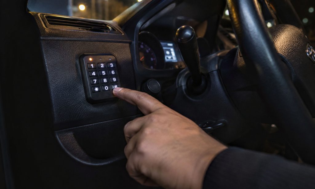 Main entrant code sécurité autoradio voiture