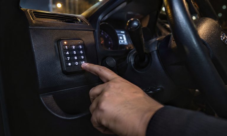 Main entrant code sécurité autoradio voiture