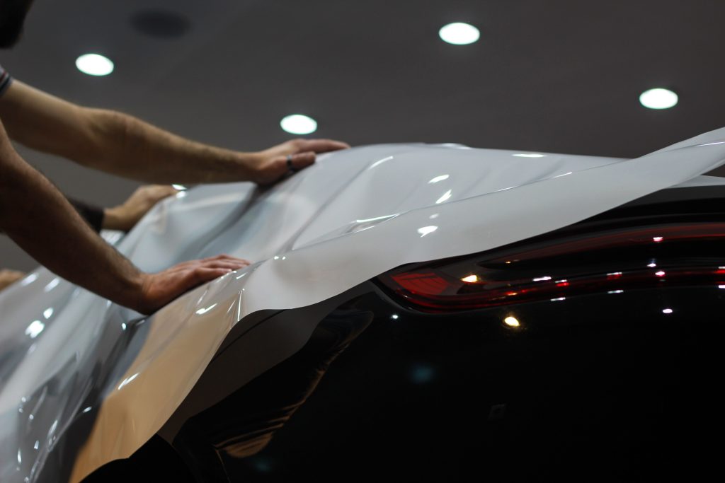 Covering voiture professionnel en cours d'application