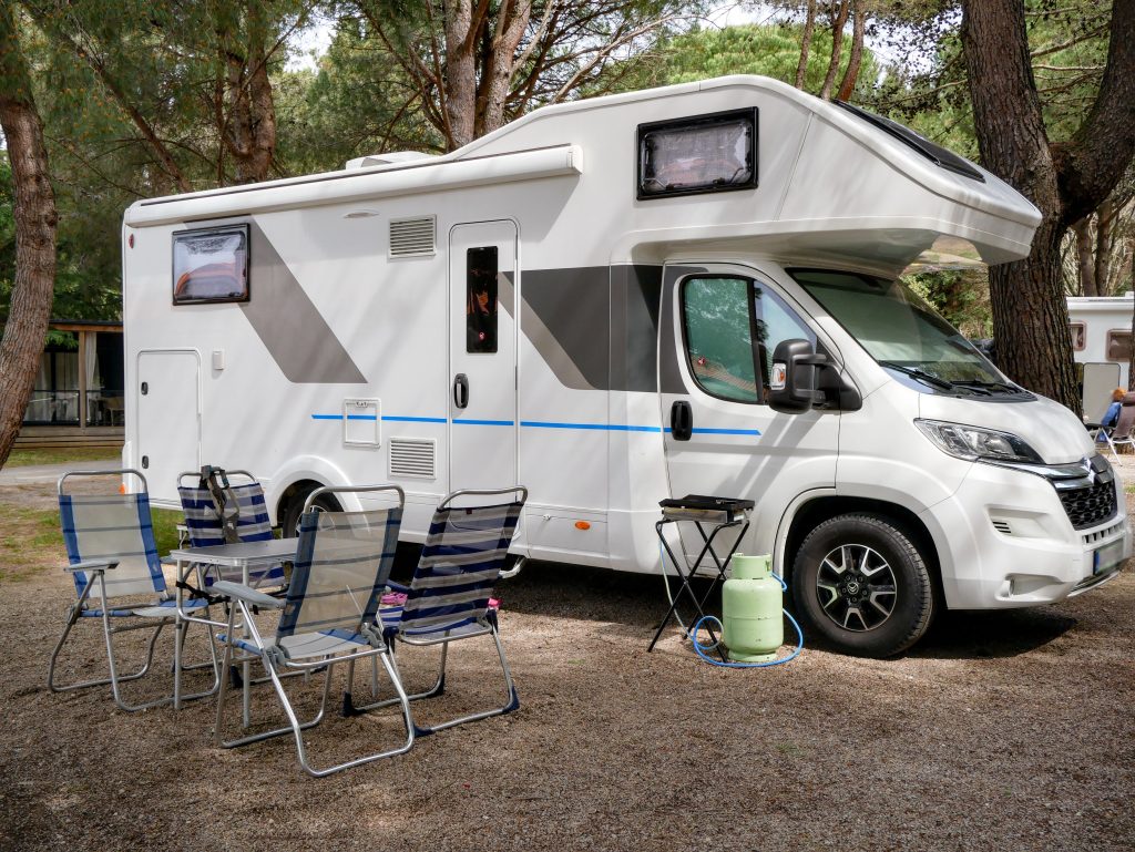 Camping-car moderne en forêt avec aménagement extérieur