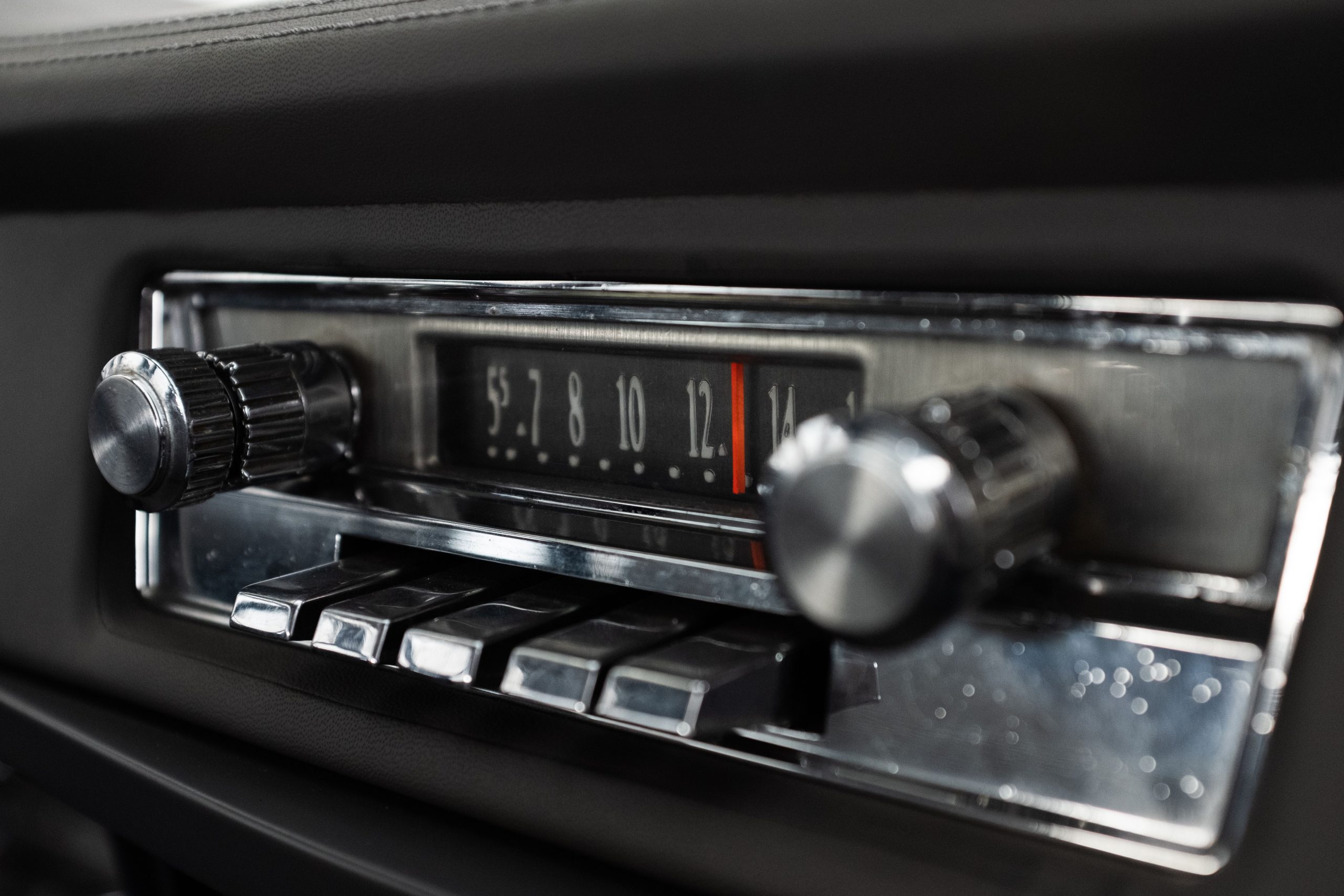 Boutons chrome autoradio classique automobile