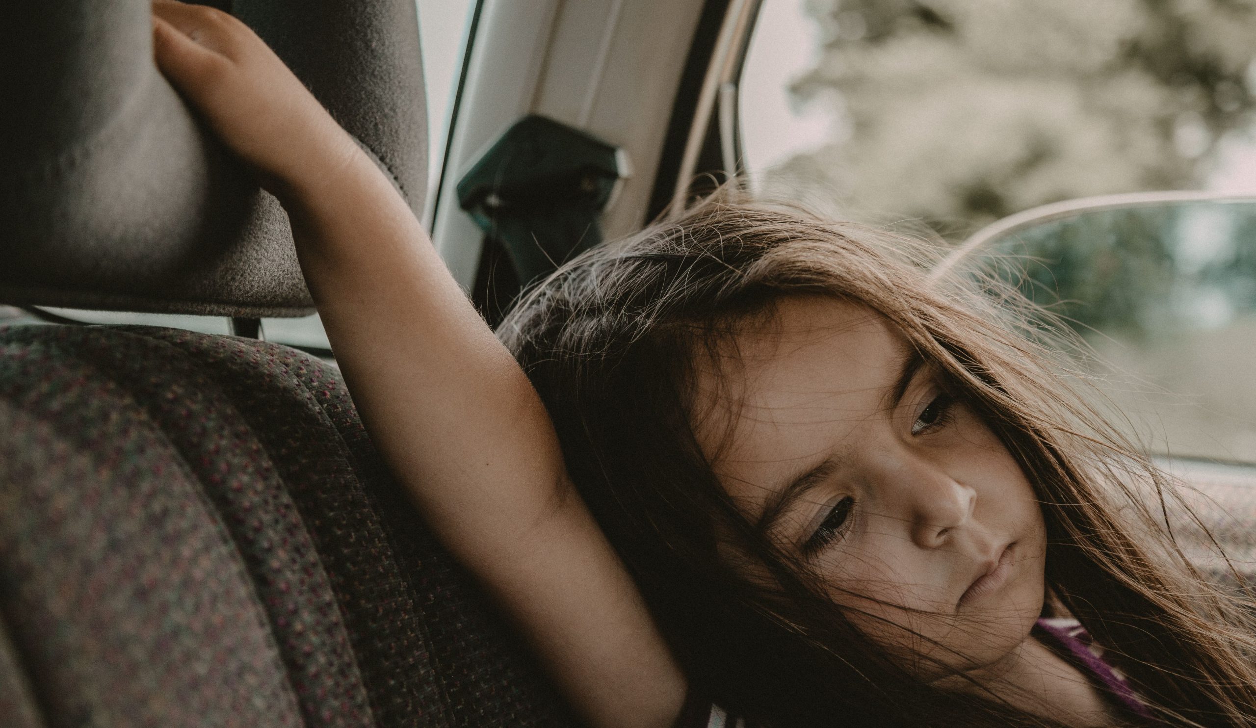 Jeune fille assise siège auto fenêtre