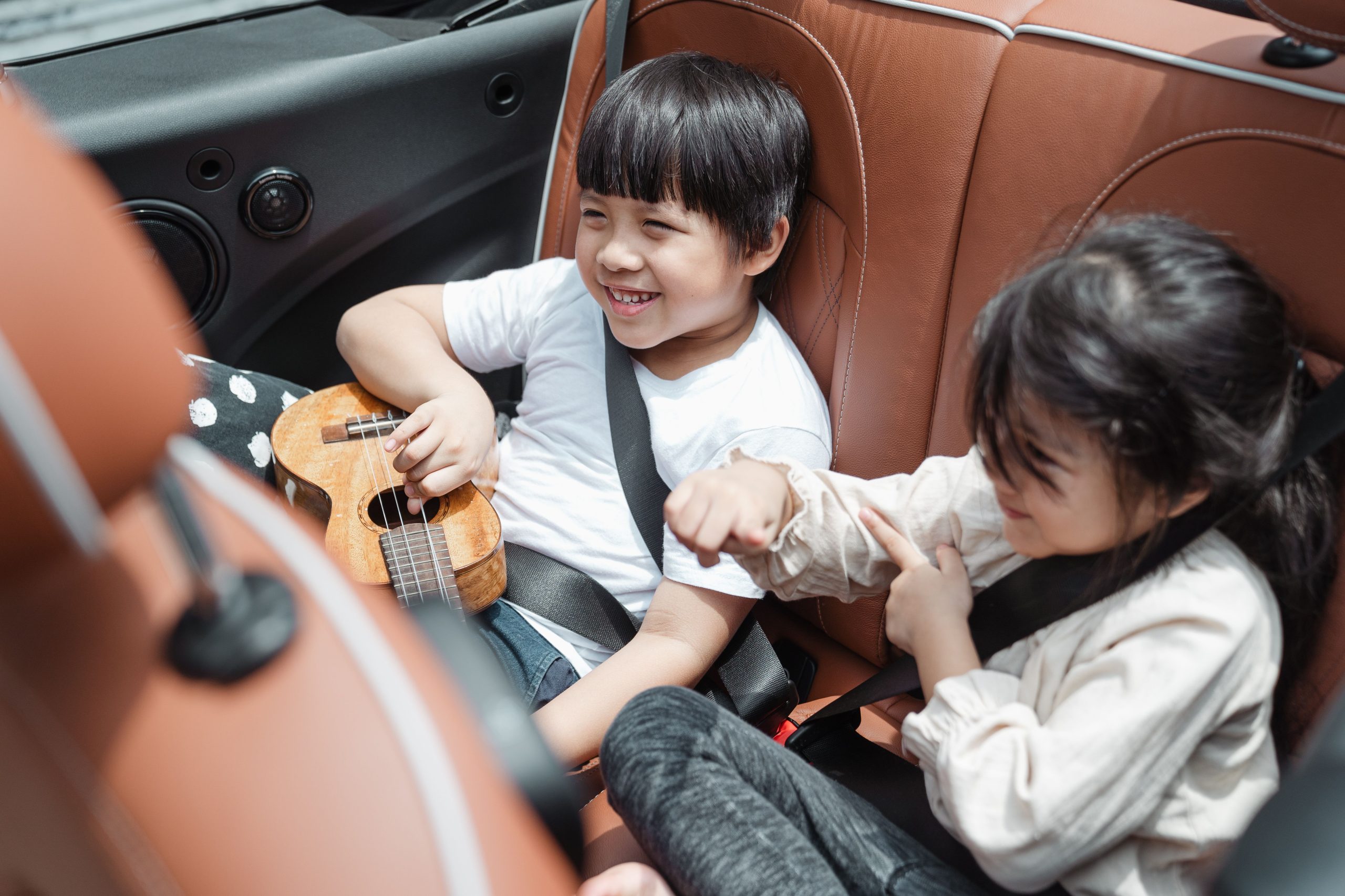 Enfants souriants attachés siège voiture voyage