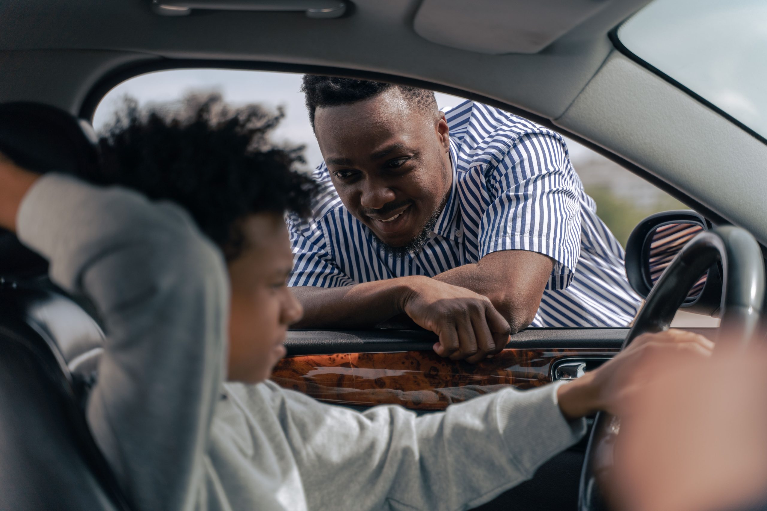 Père enseignant la conduite à son fils adolescent