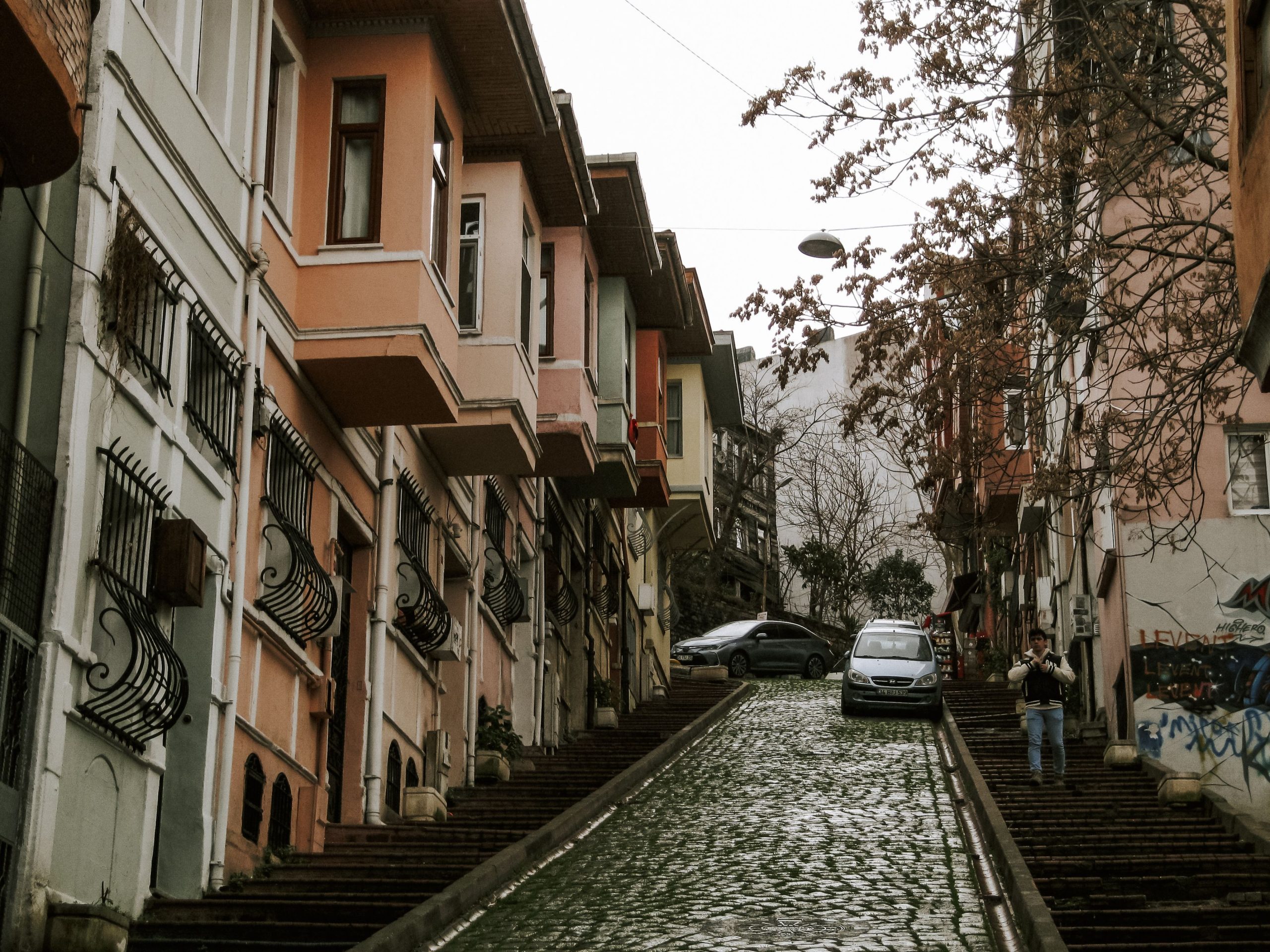 Rue pavée pentue maisons colorées Istanbul