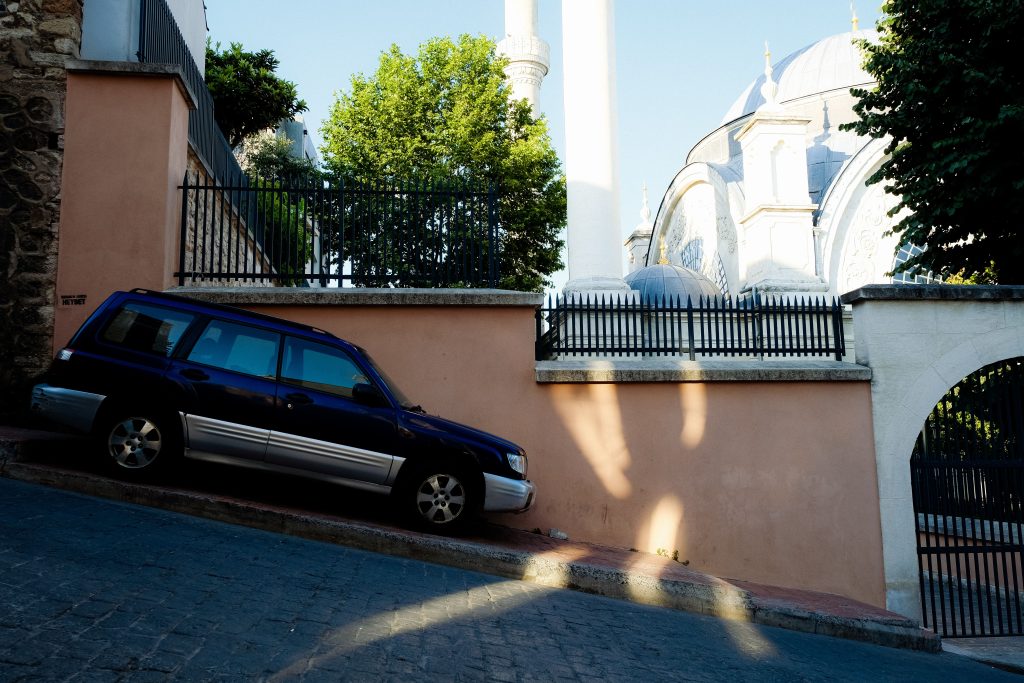 Voiture garée sur pente raide Istanbul
