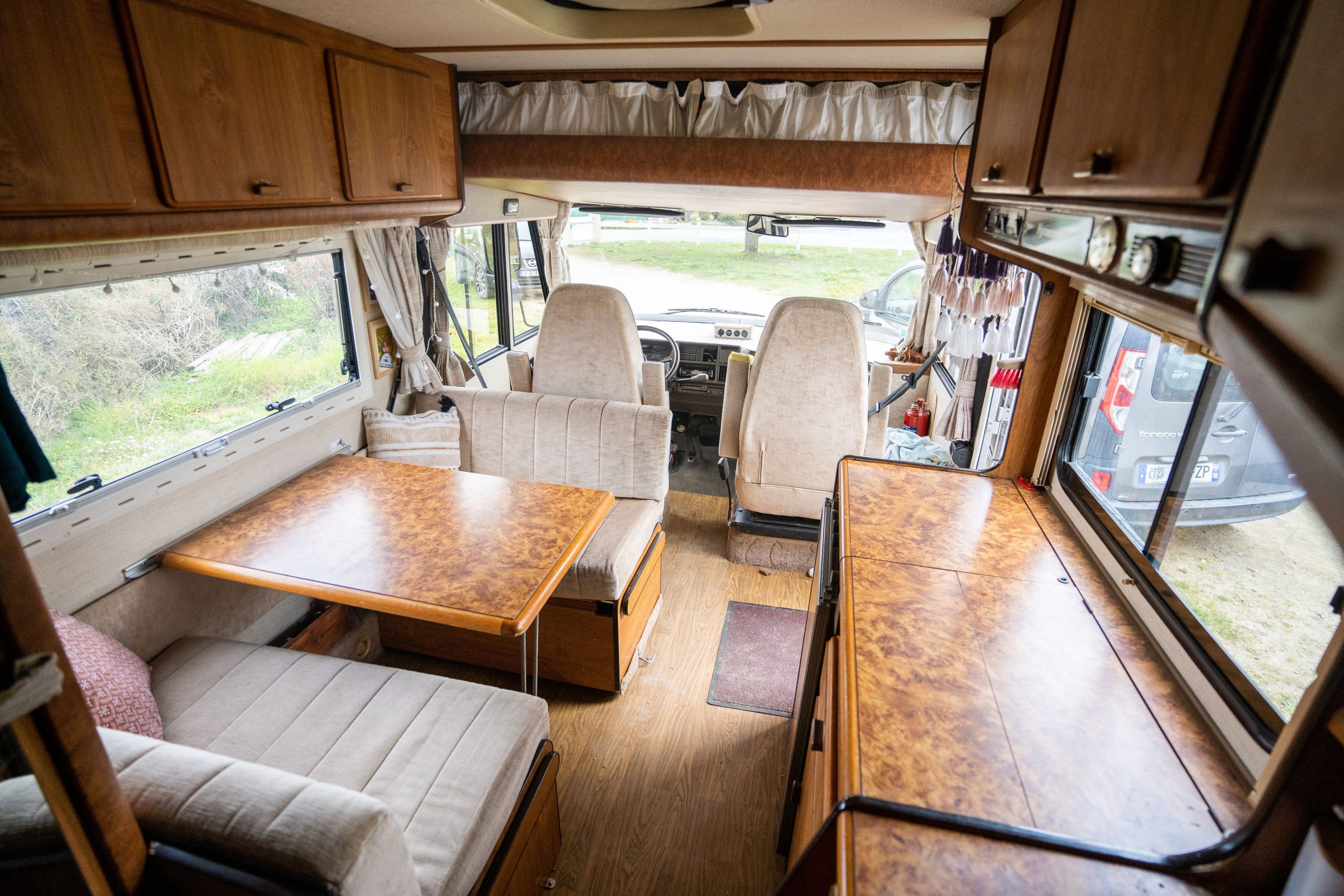 Intérieur camping-car bois mobilier vintage confortable