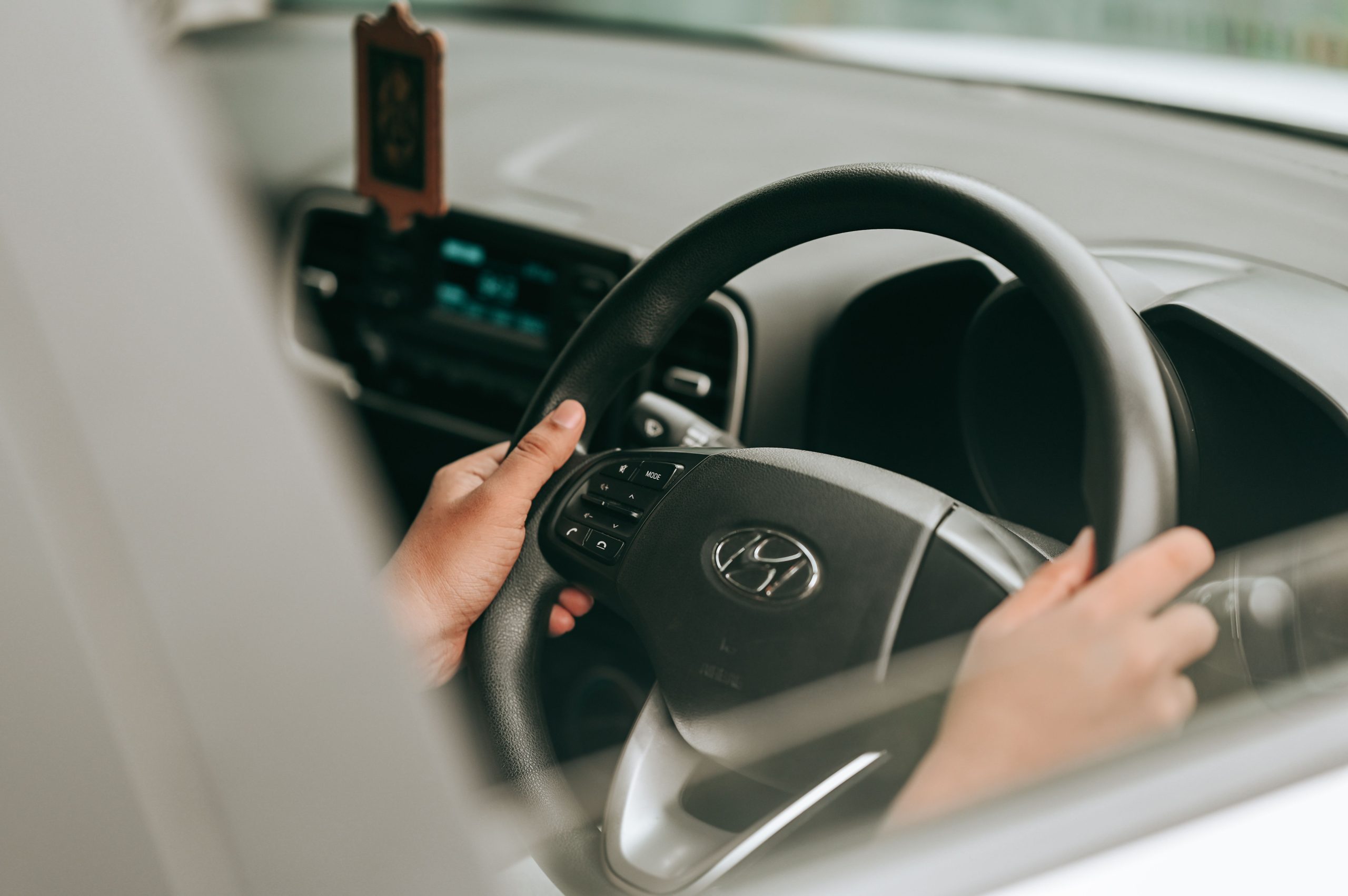 Gros plan mains tenant volant voiture apprentissage