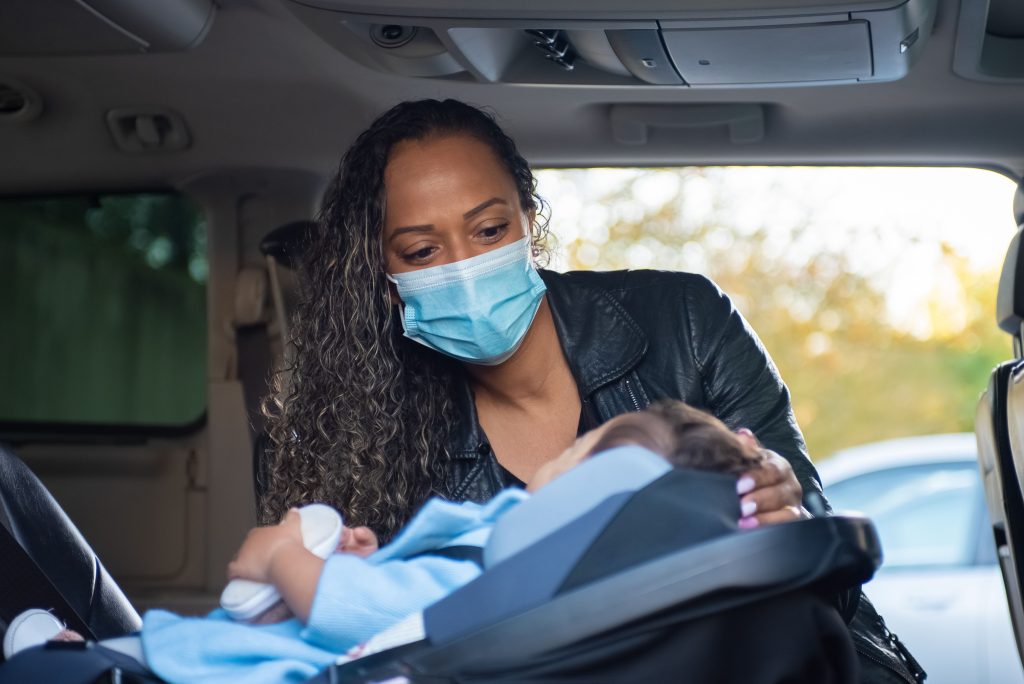 Mère attachant bébé siège auto sécurité