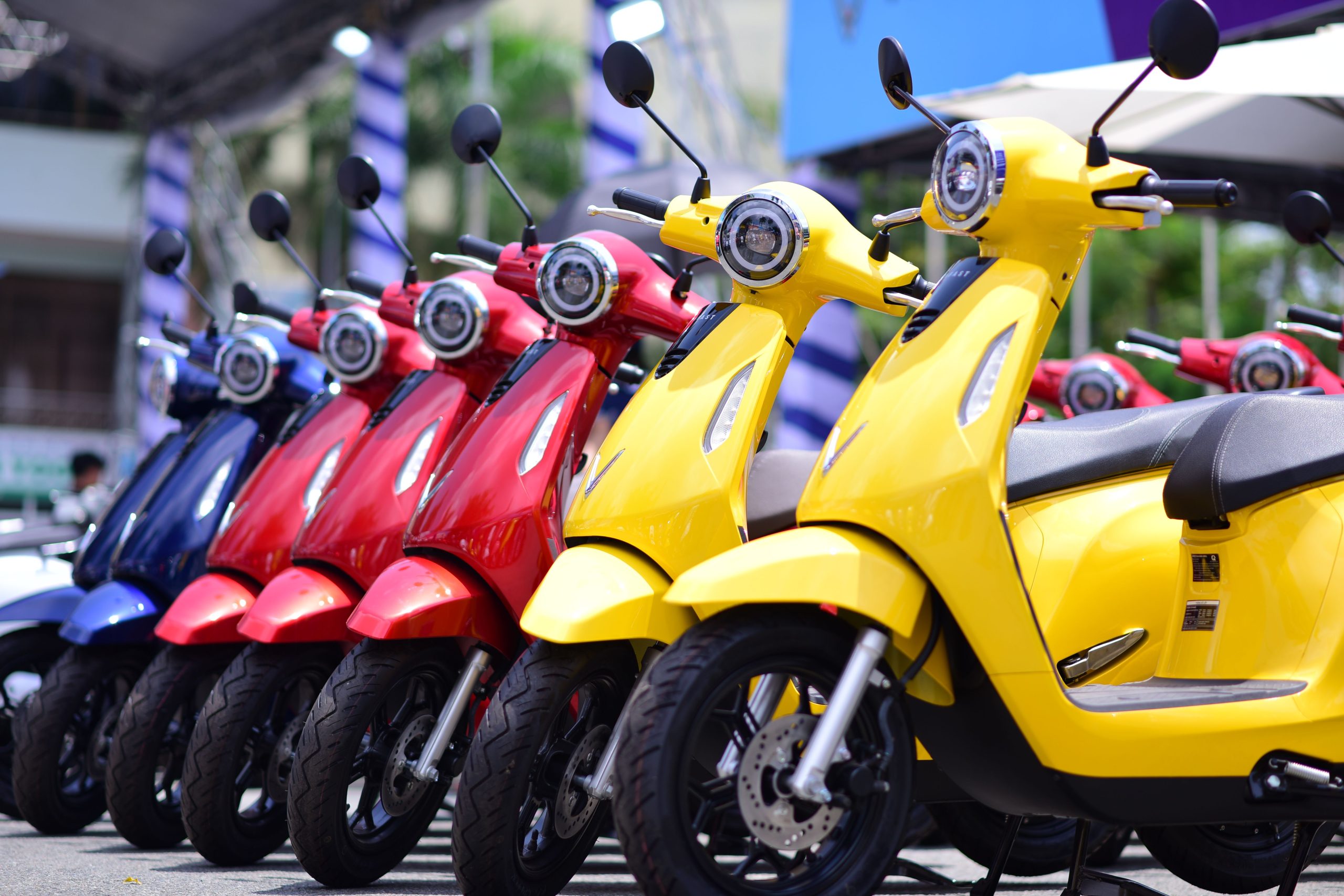 Scooters colorés alignés, mobilité urbaine