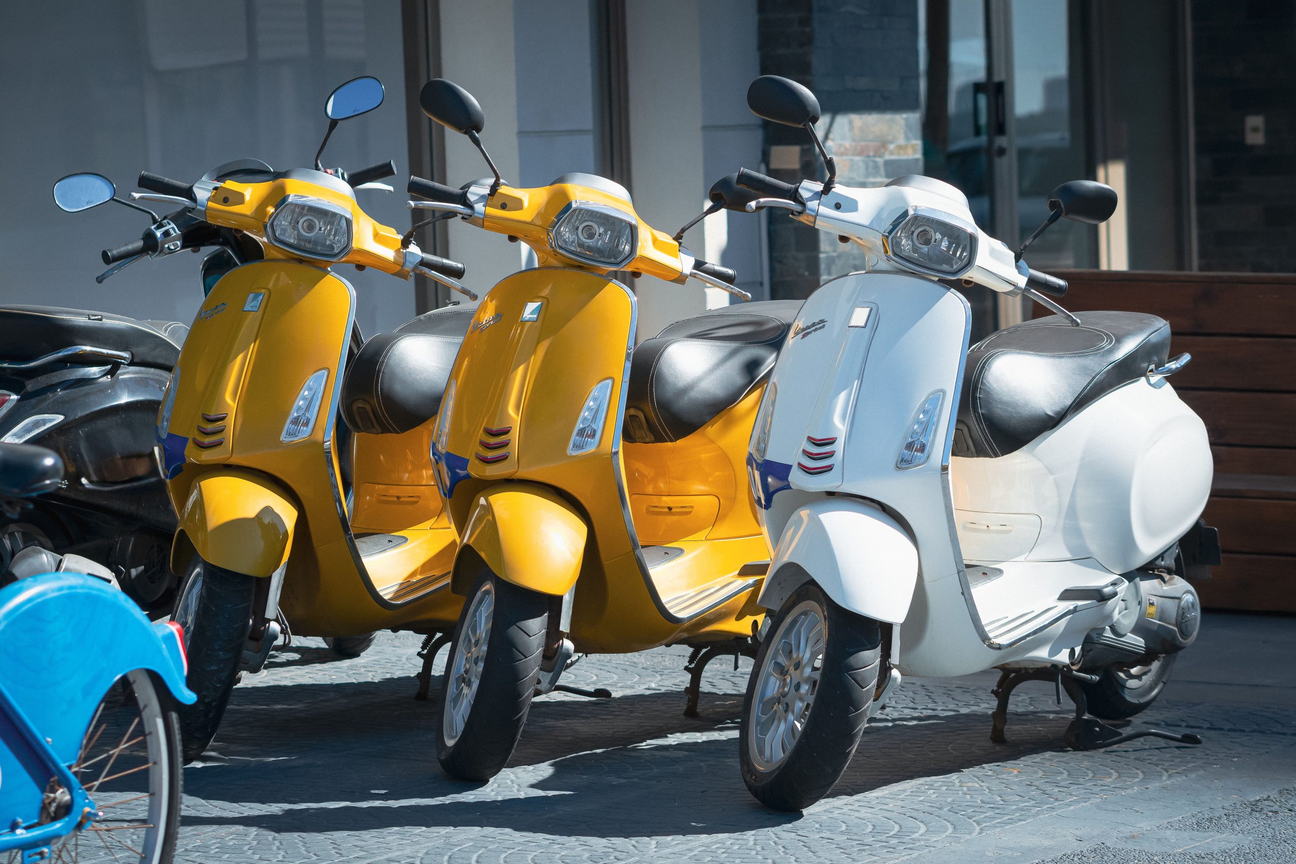 Scooters jaunes et blancs garés en ville