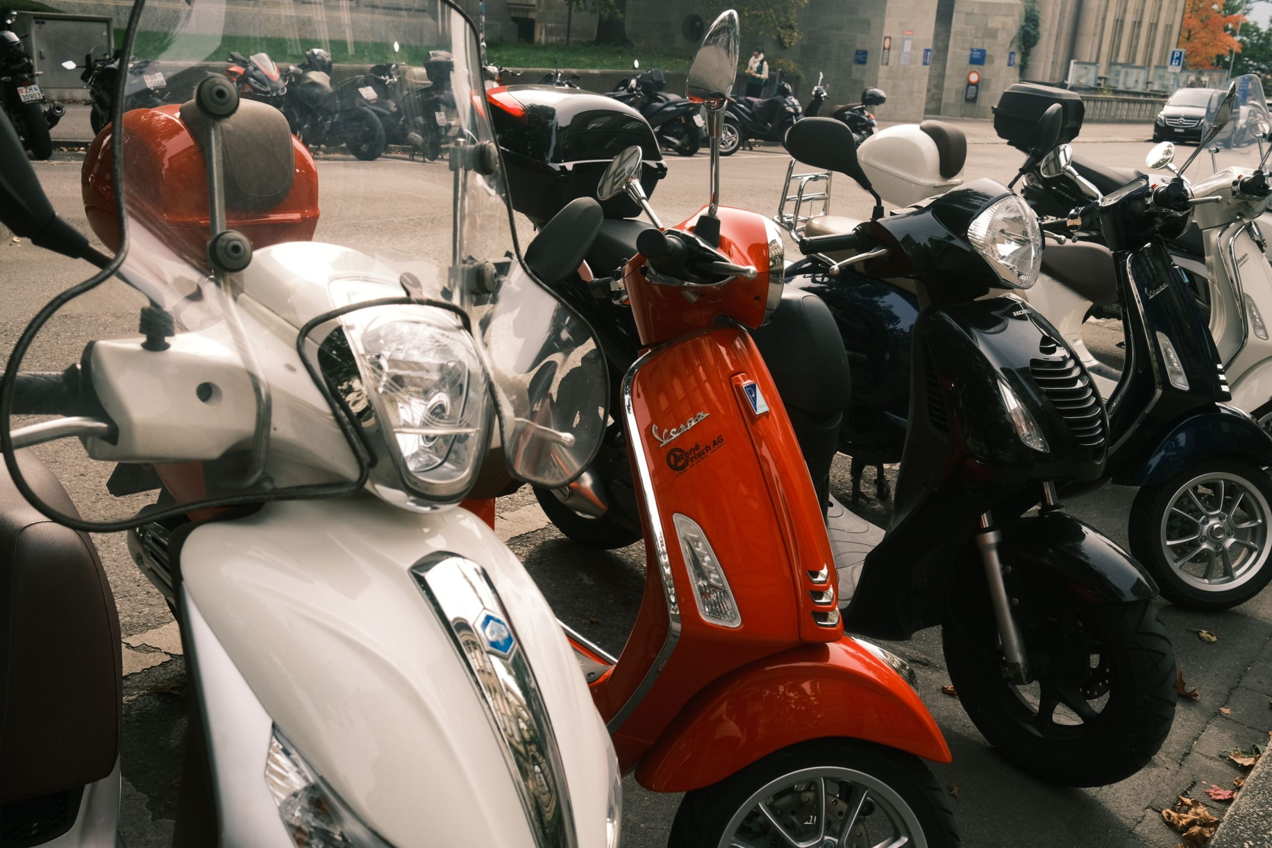 Rangée de scooters colorés garés en extérieur