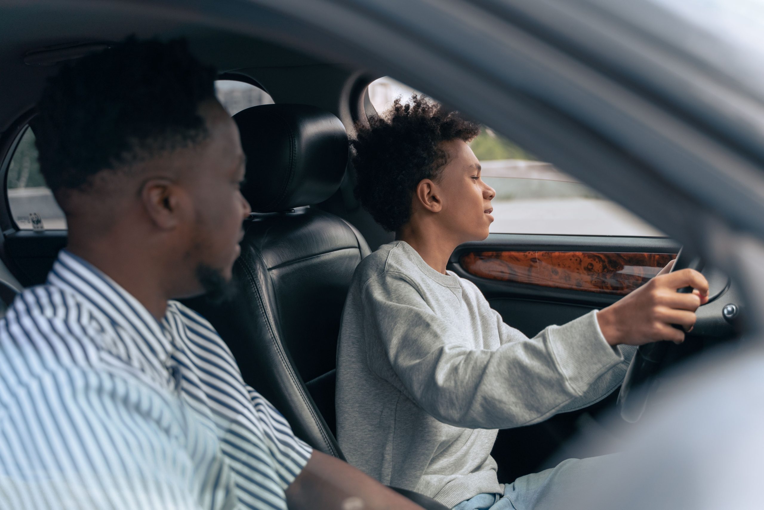 Père et fils discutant techniques de conduite supervisée