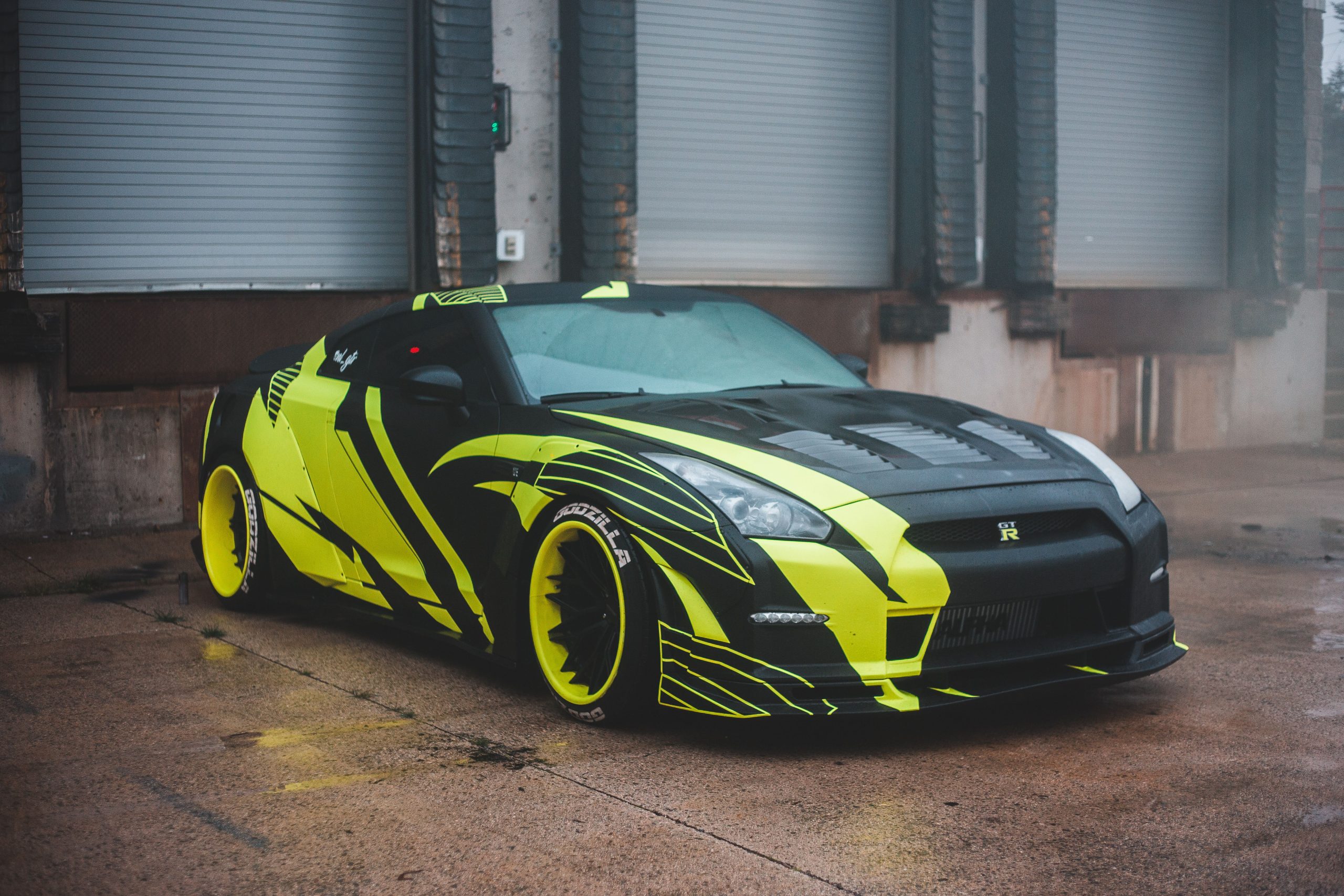 Voiture sport jaune covering design urbain