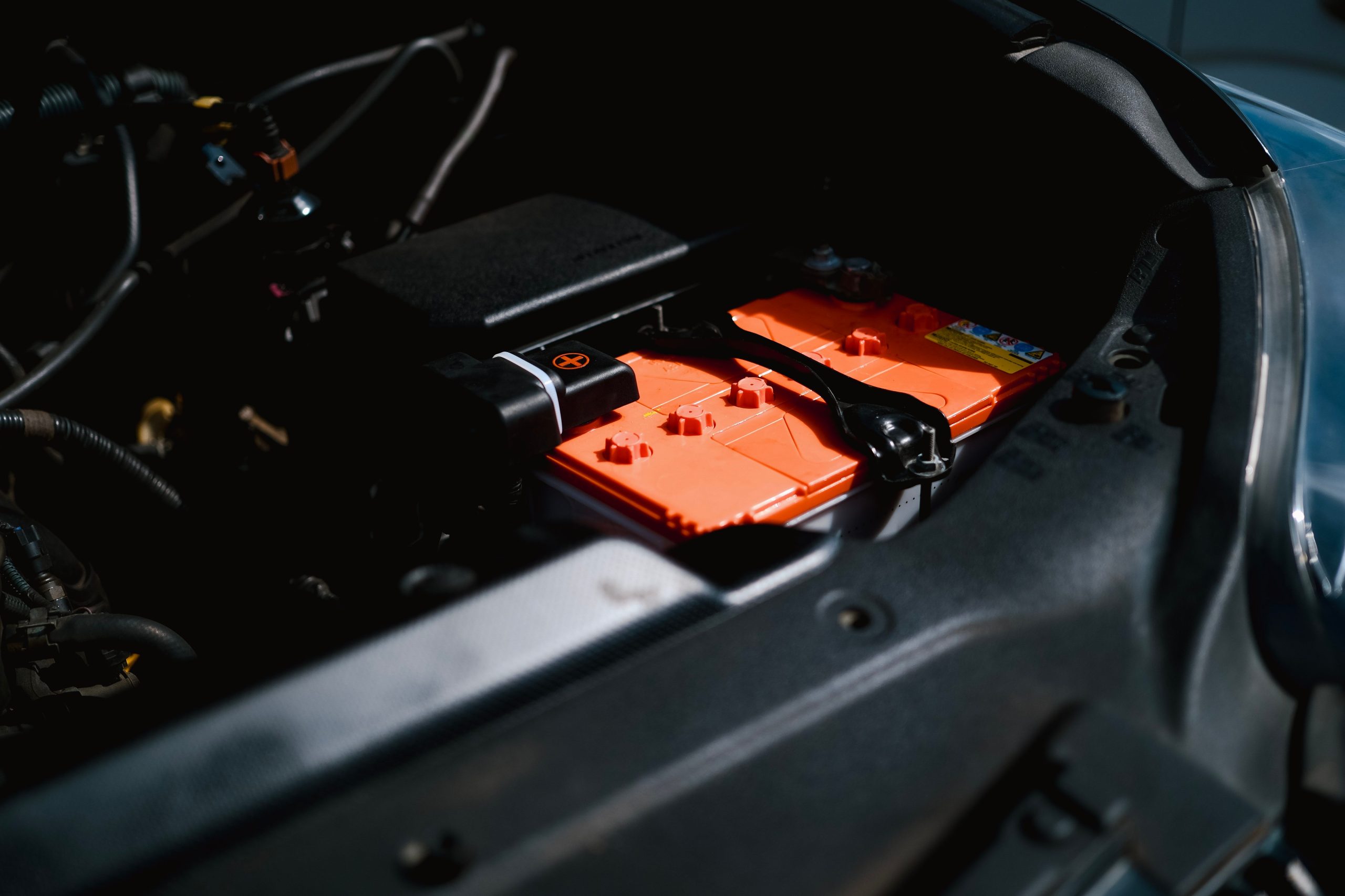 Vue détaillée d'une batterie dans un compartiment moteur